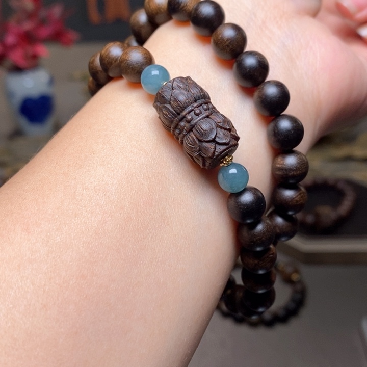 沉香手串越南星空富森红土0.8➕白棋莲花沉香木雕