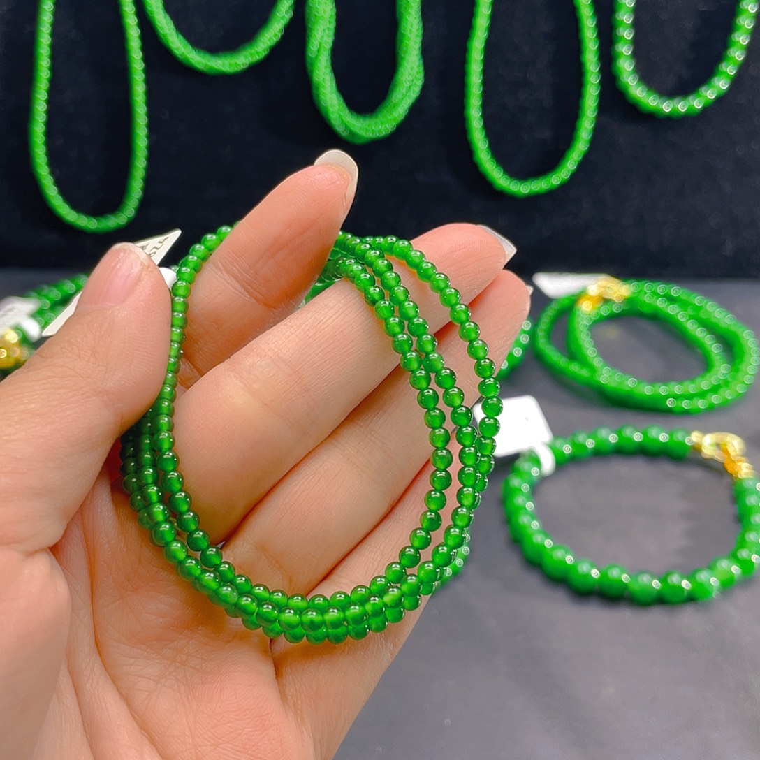 翡翠未镶嵌颈饰    