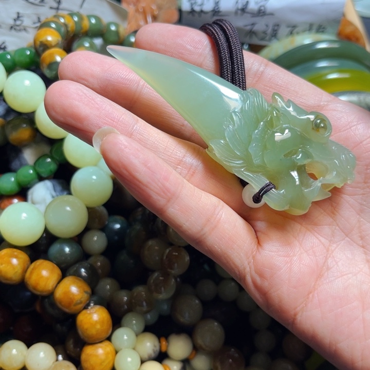 蛇纹石玉颈饰未镶嵌