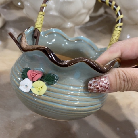 陶瓷小绿色花边篮子6133131