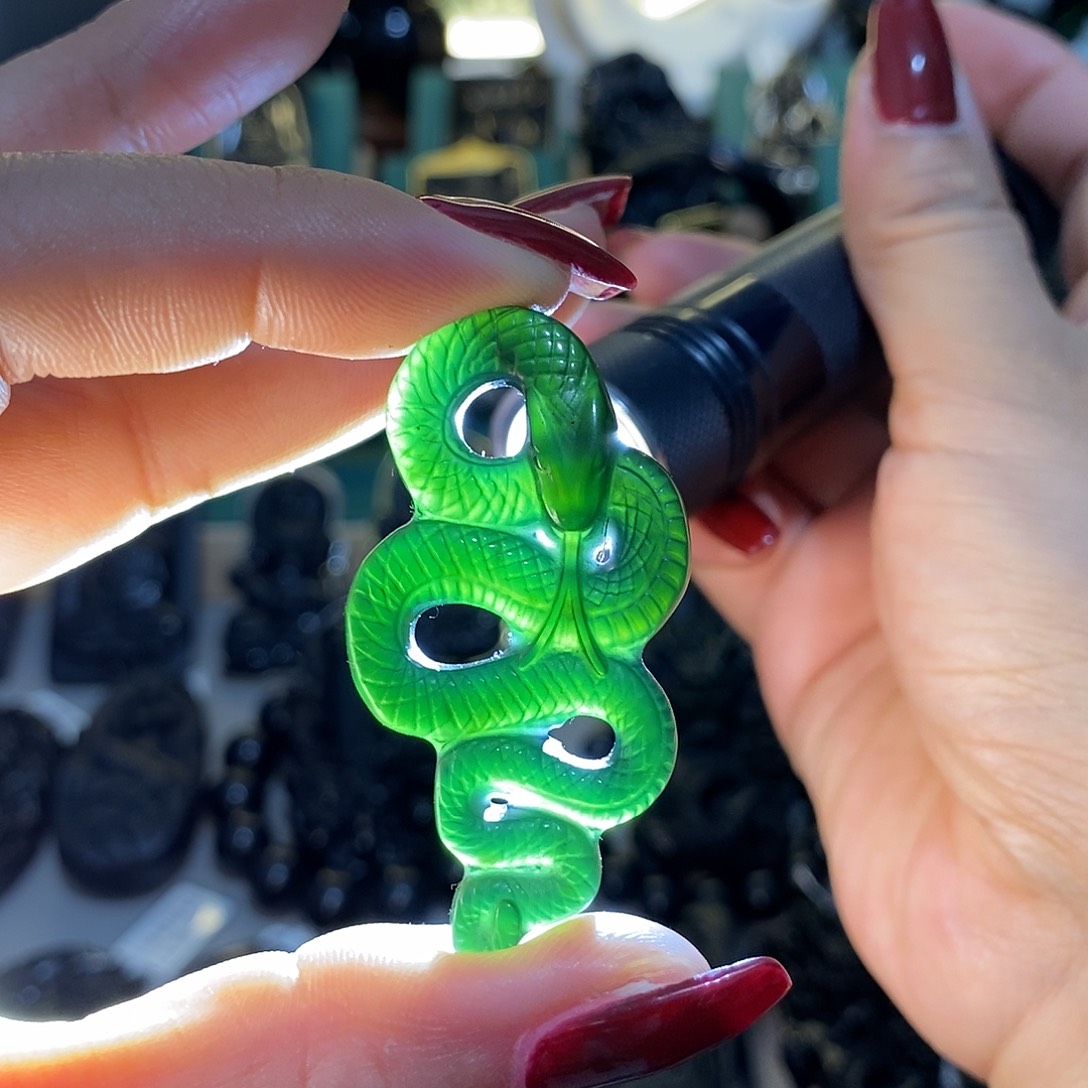 蛇纹石玉颈饰未镶嵌