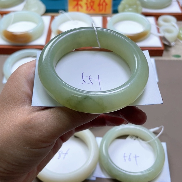 和田玉手镯未镶嵌