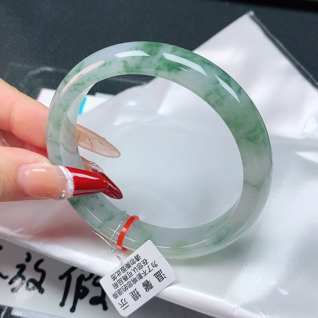 翡翠手镯未镶嵌60圈