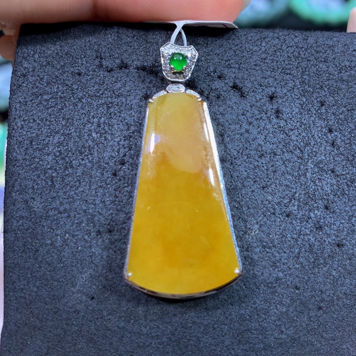 翡翠18K金镶嵌颈饰翡翠