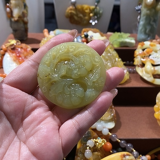 学***坤蛇纹石玉未镶嵌颈饰