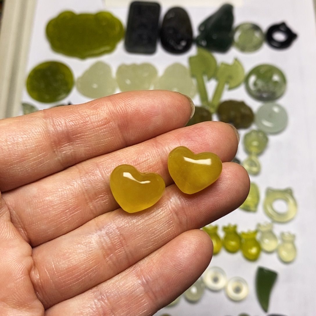 ****.蛇纹石玉未镶嵌颈饰