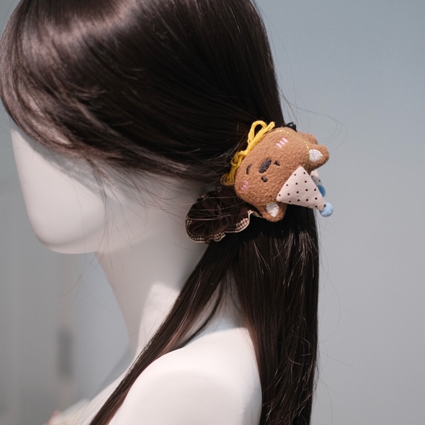 白色帽子棕色小狗棕色布艺花边香蕉夹