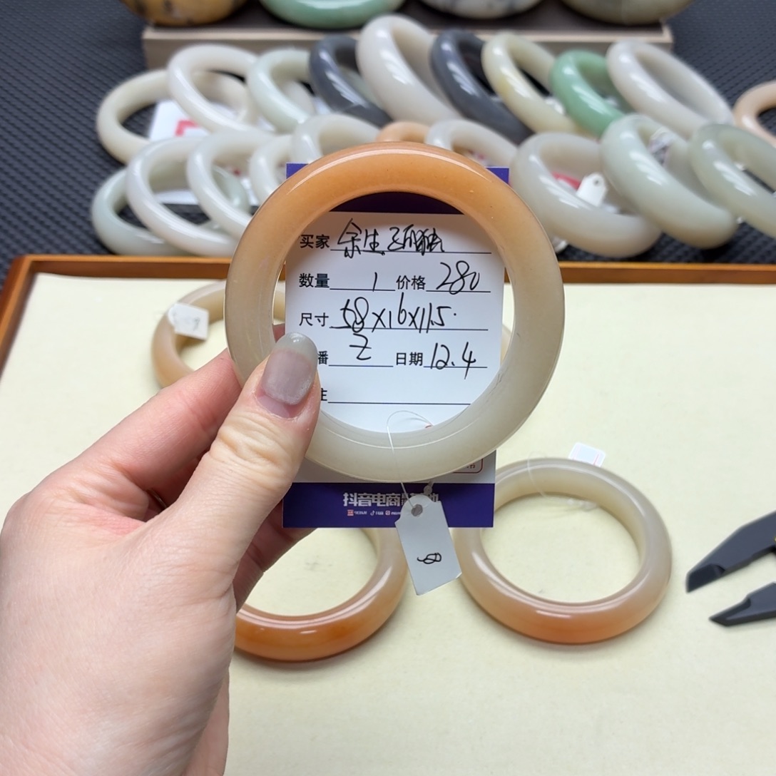 *****石英质玉未镶嵌手镯