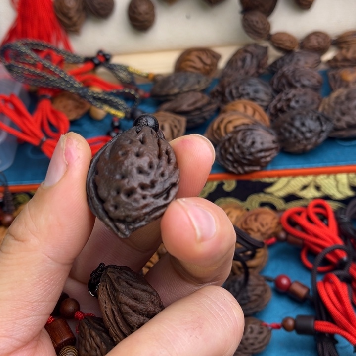 哪***疼木质非金属桃枭吊坠桃枭吊坠