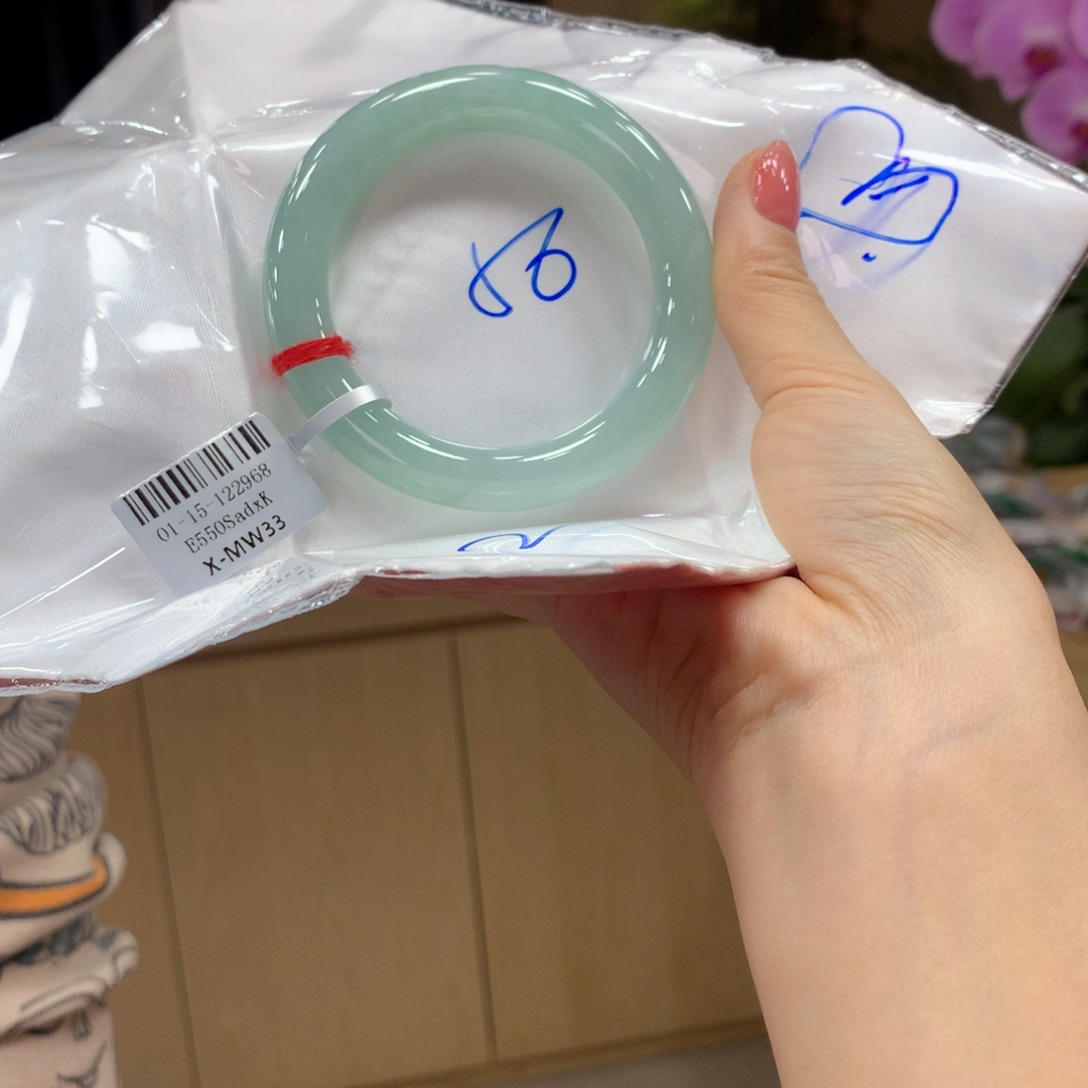 翡翠手镯未镶嵌不退不换