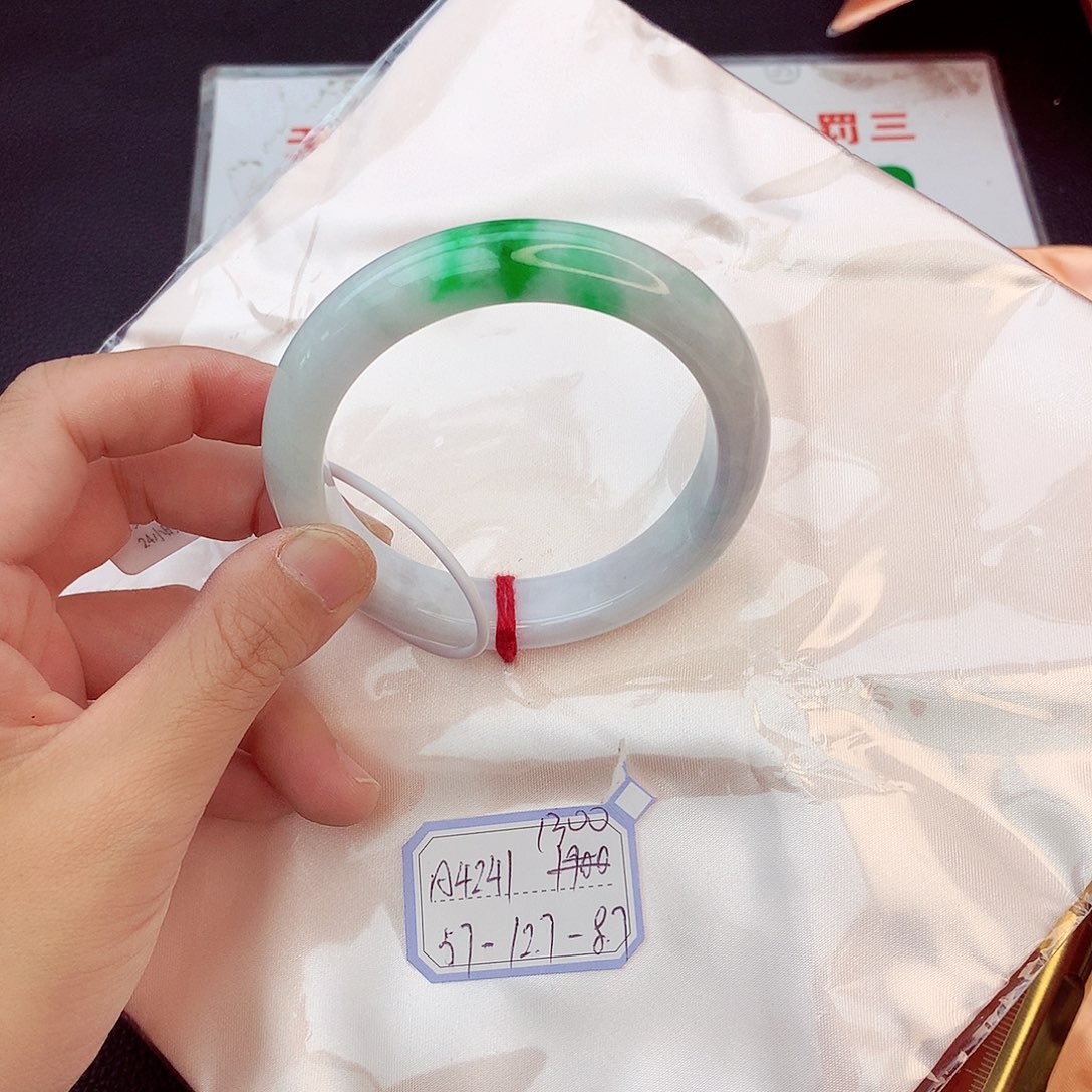 翡翠手镯未镶嵌翡翠