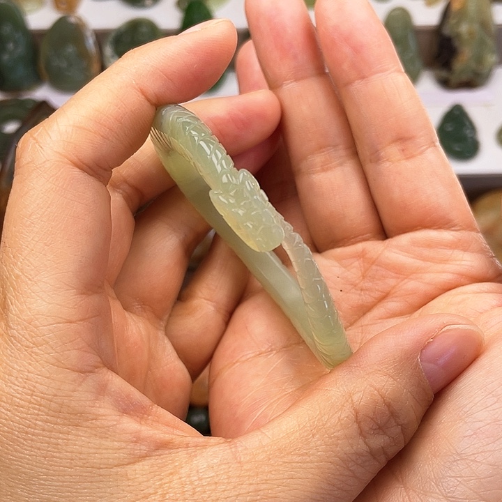 蛇纹石玉颈饰合金