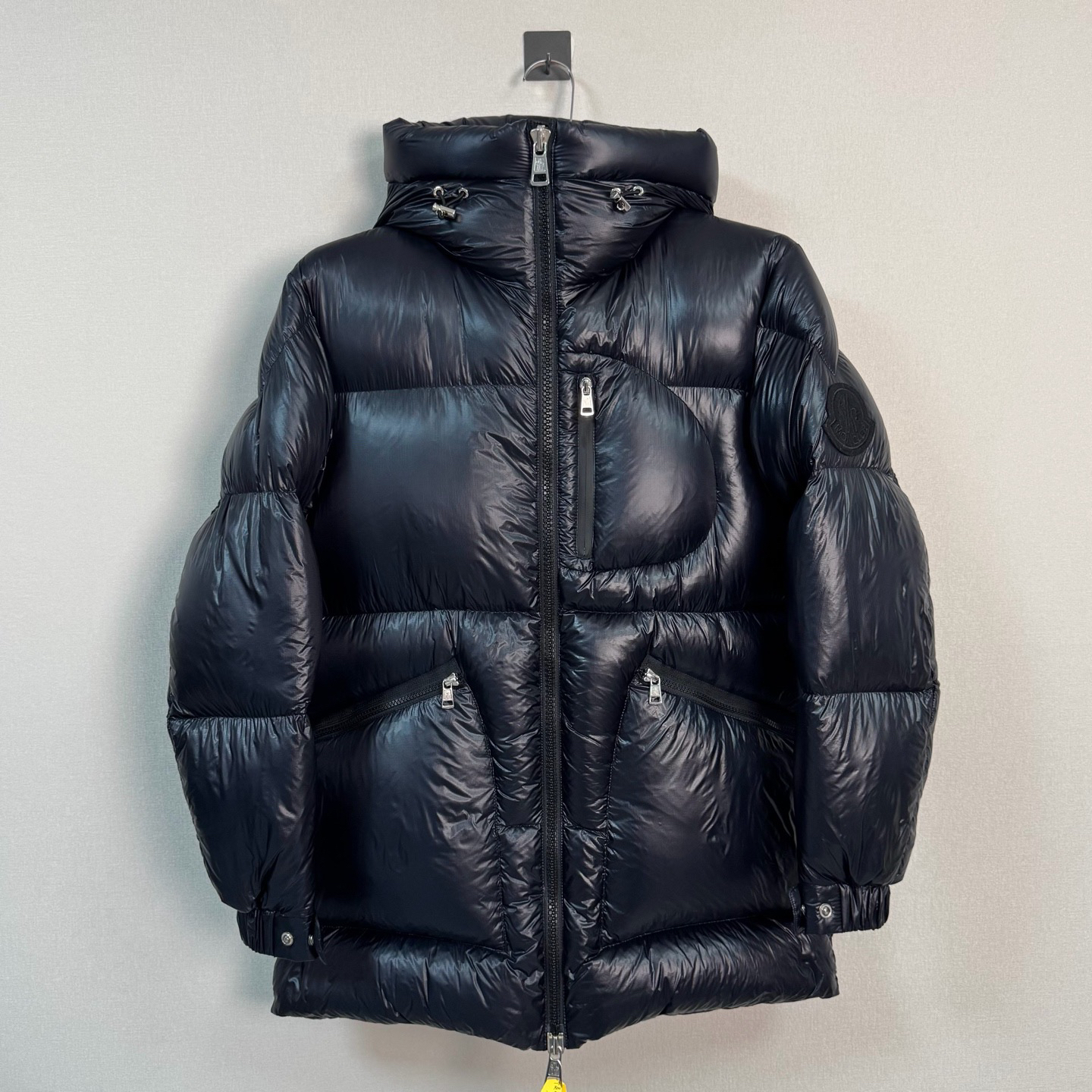 99新 MONCLER 新款亮面中长款连帽羽绒服/99新带吊/价15400