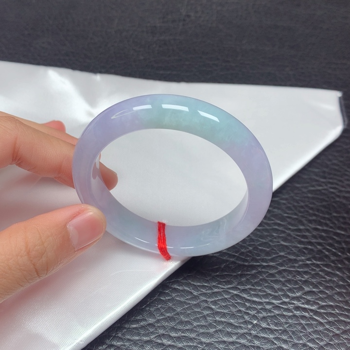 翡翠手镯未镶嵌。