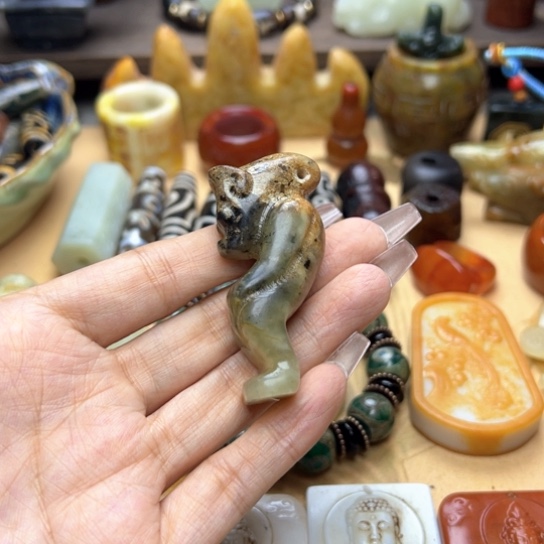 蛇纹石玉未镶嵌颈饰