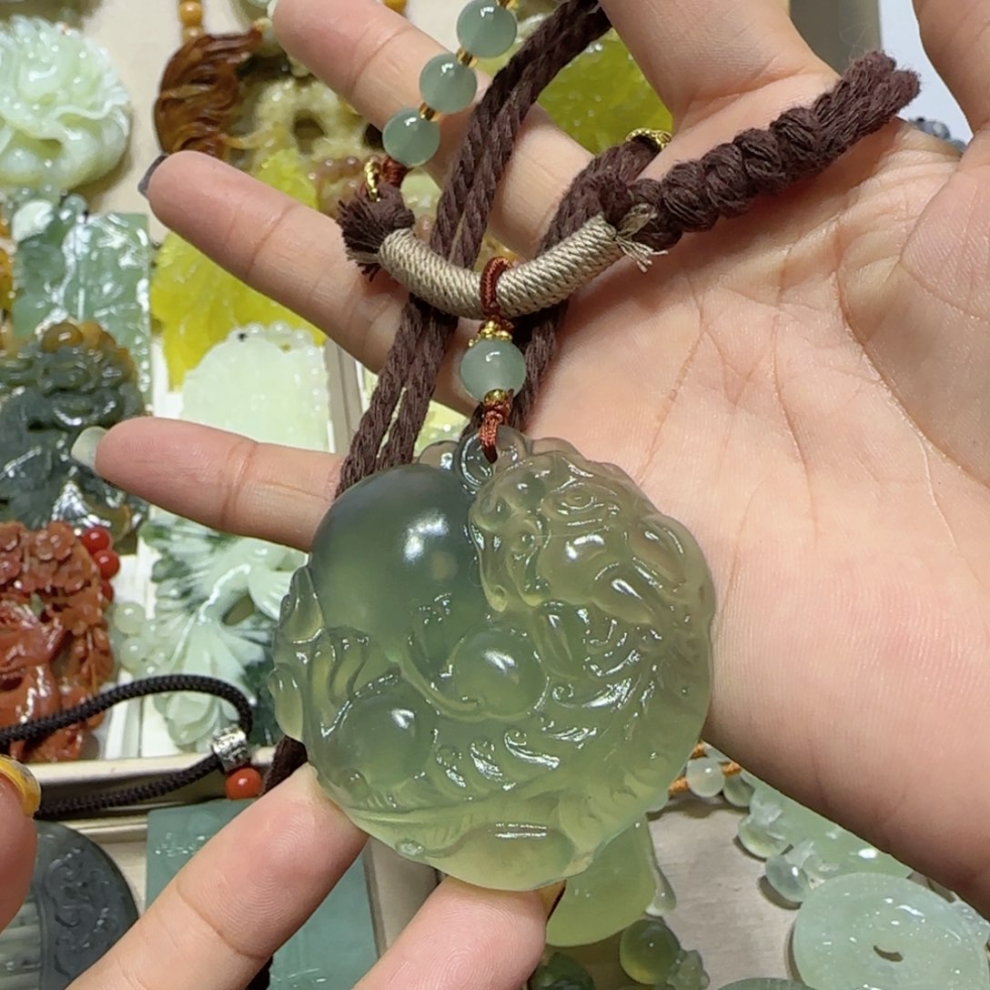 未镶嵌蛇纹石玉吊坠