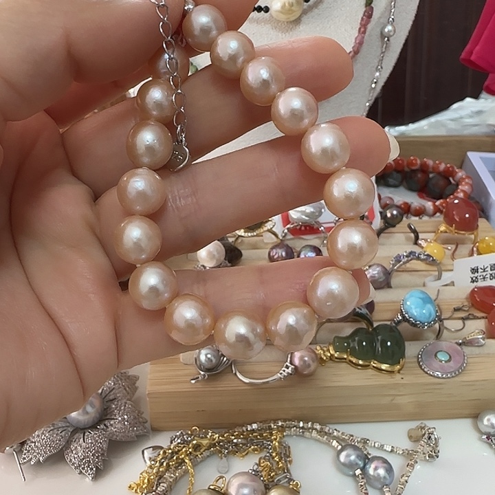 冷***。未镶嵌手绳淡水珍珠10左右中国红飘金正常纹理