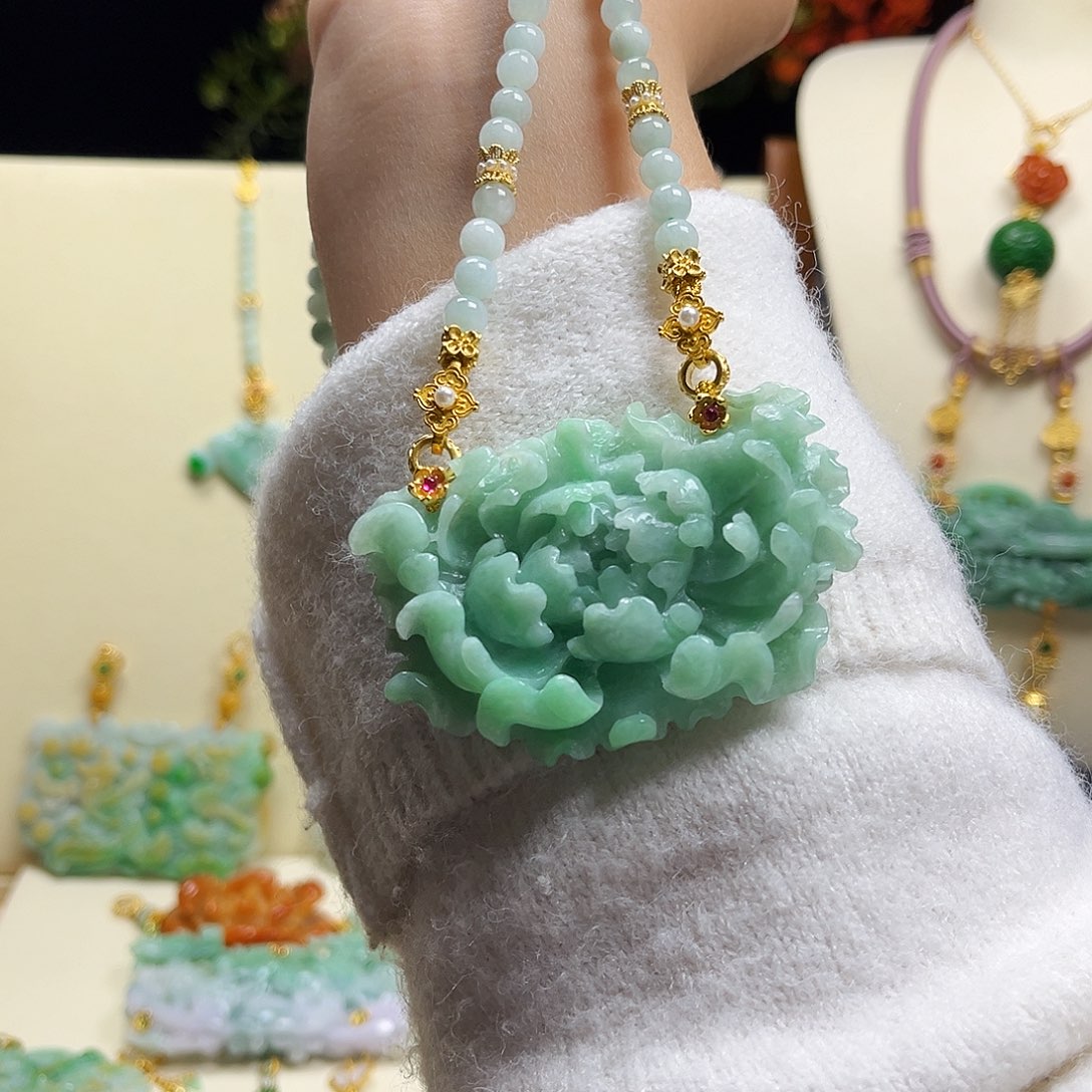 翡翠颈饰未镶嵌满绿牡丹