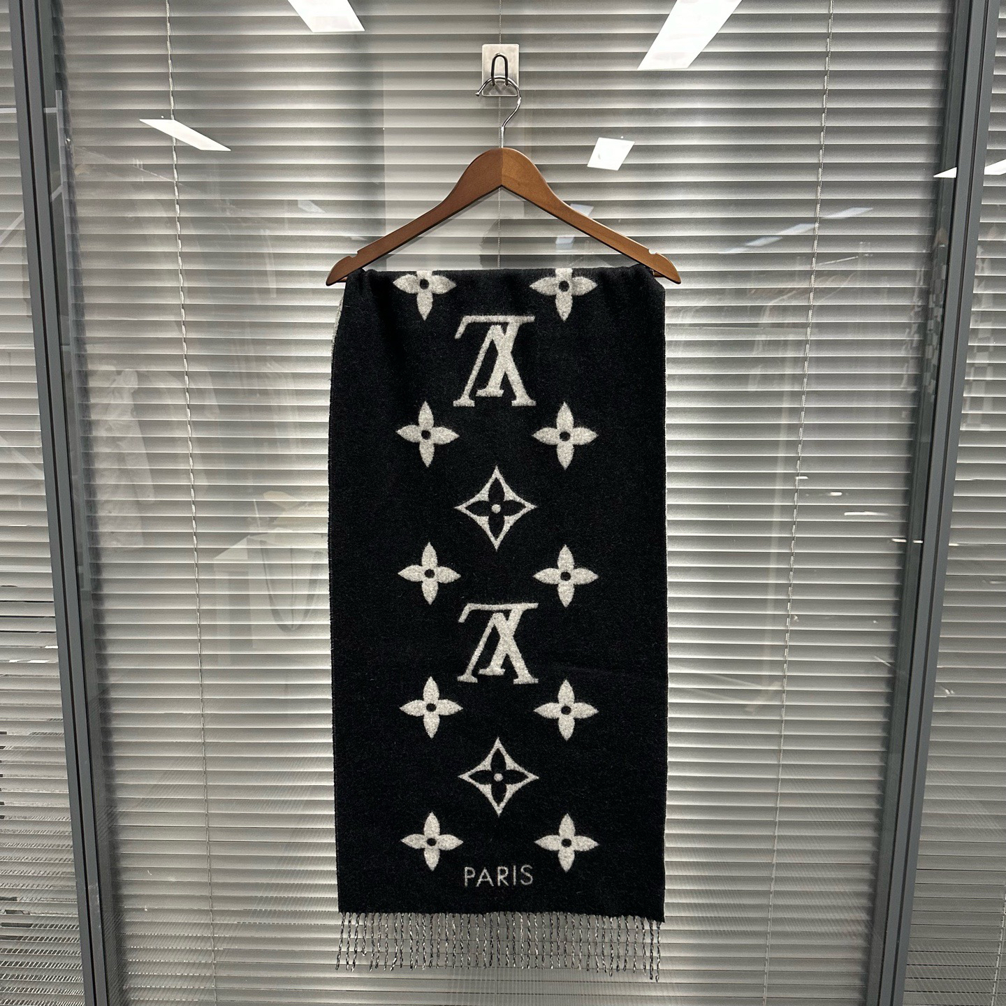 99新 LouisVuitton/路易威登 黑灰双面羊绒围巾经典老花PARIS款