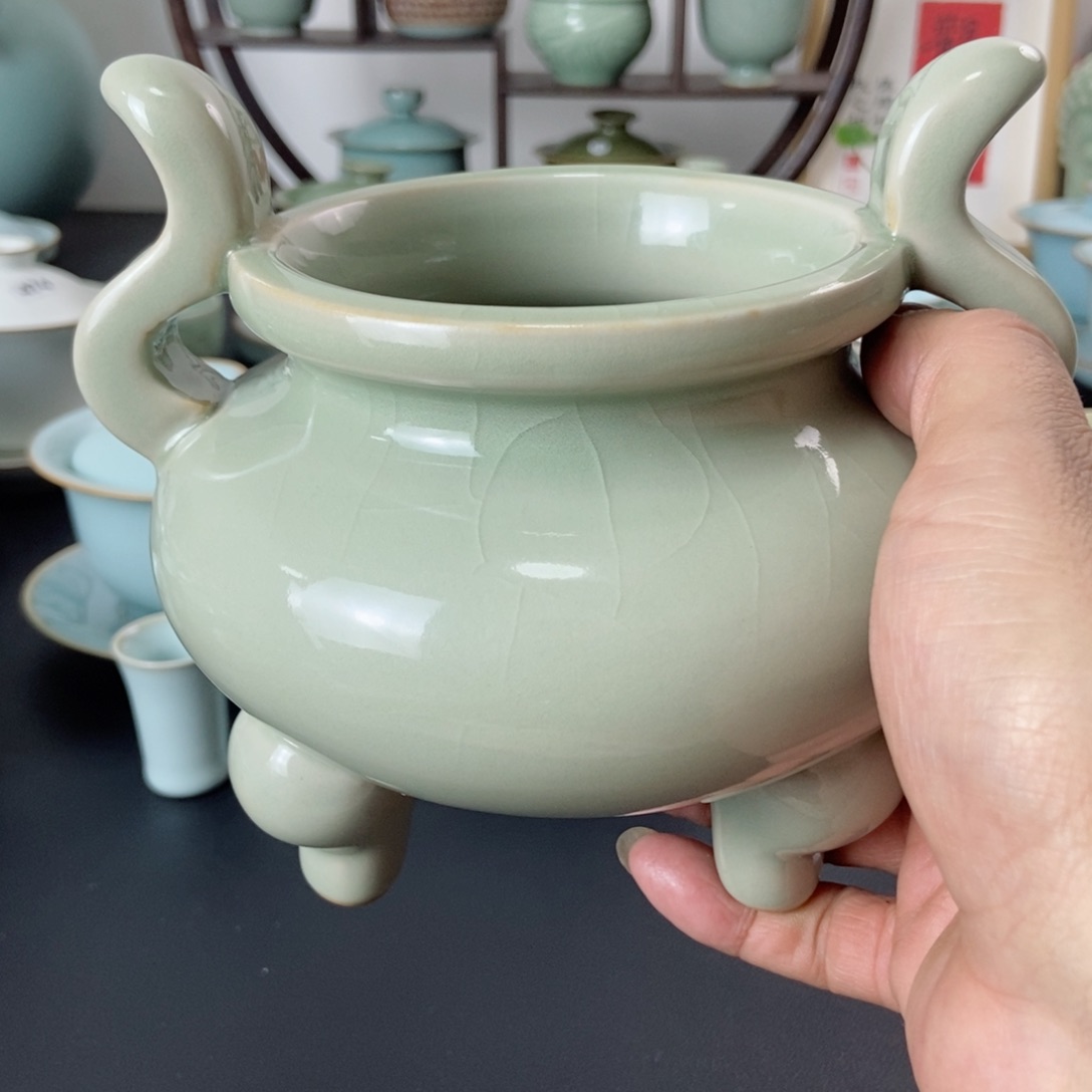 水****成微瑕豆绿釉香炉，