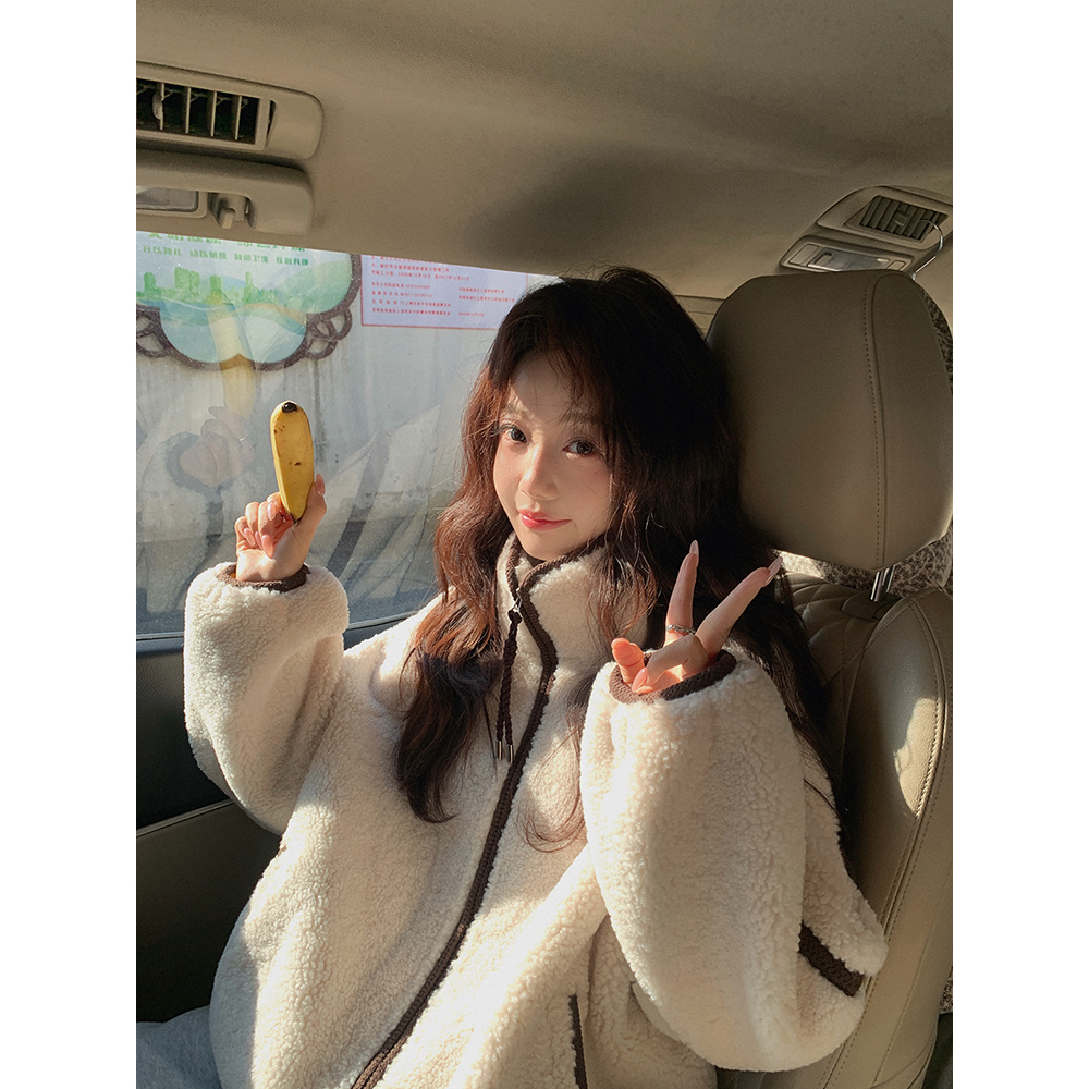 张贝贝 黑咖布朗尼 皮毛一体 撞色织带拼接羊羔毛外套