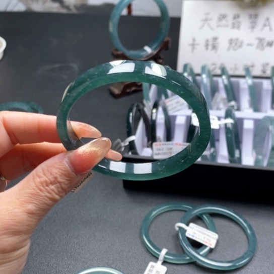 翡翠手镯未镶嵌疯****间