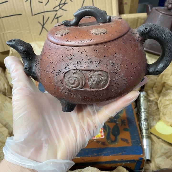 紫砂茶壶矿泥料，纯手工制作的一把紫砂壶。