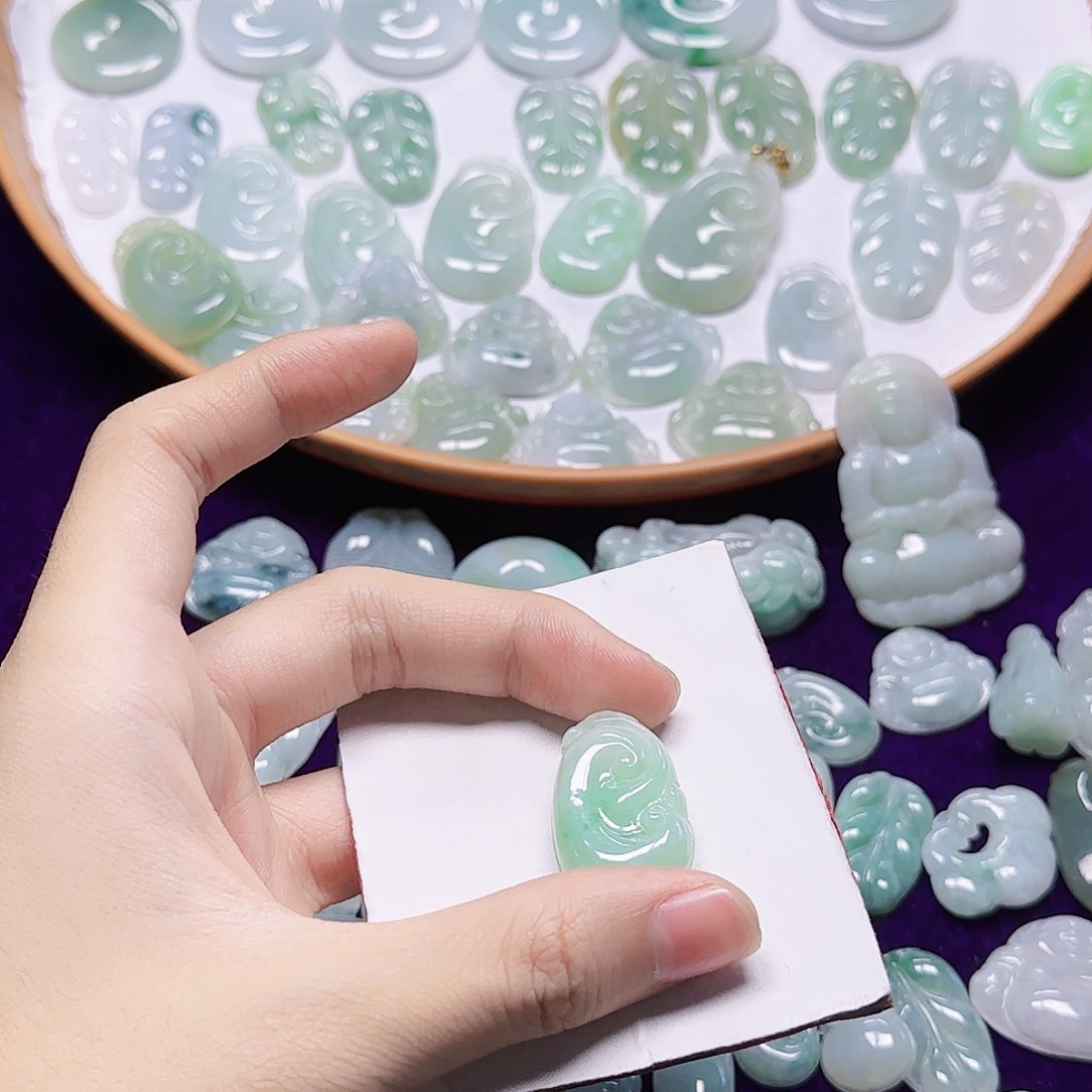 翡翠未镶嵌吊坠(赠链)翡翠