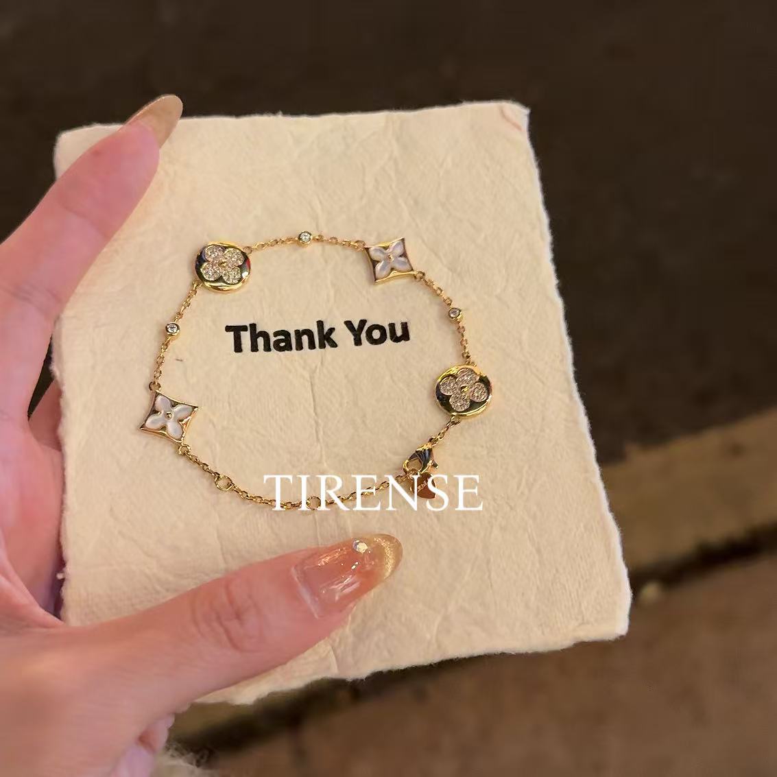 铜合金手链 镀18K金设计师款白贝满钻老花手链