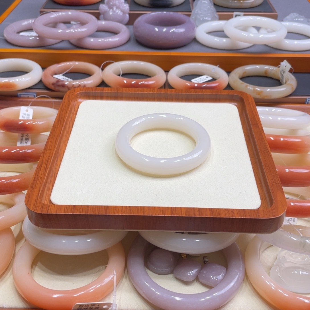 石英质玉手镯未镶嵌一***胖