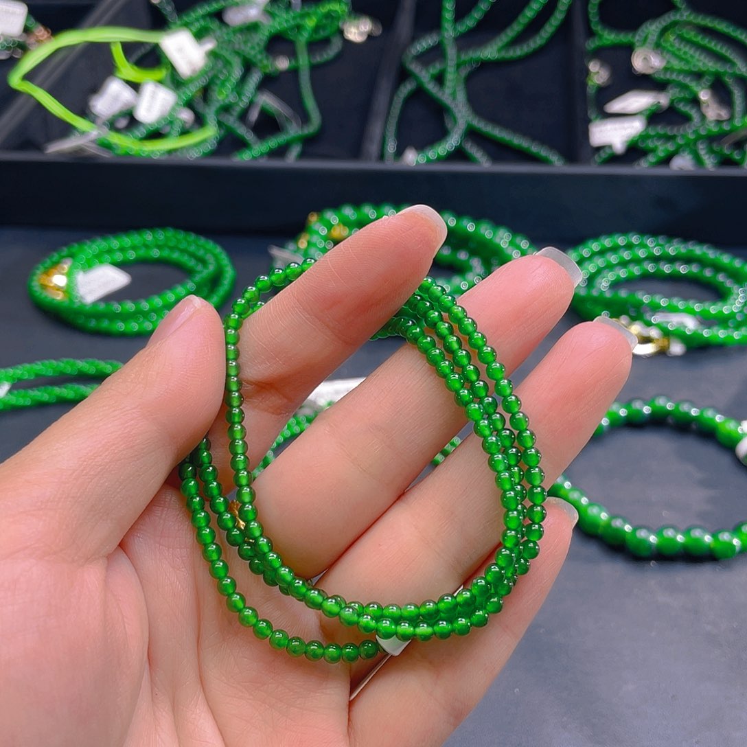 翡翠未镶嵌颈饰    