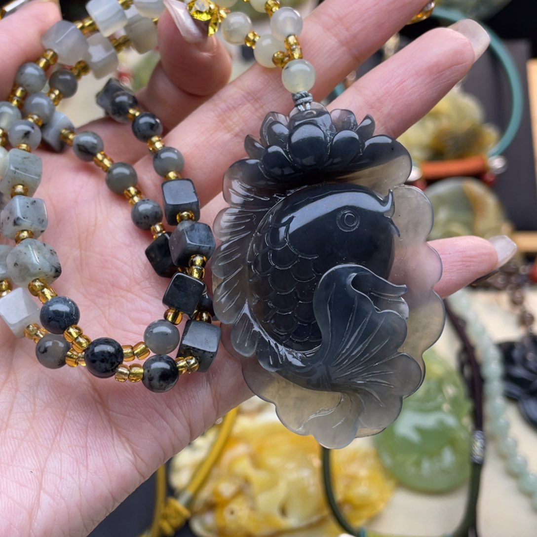 蛇纹石玉颈饰未镶嵌