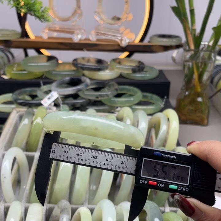 蛇纹石玉手镯未镶嵌180