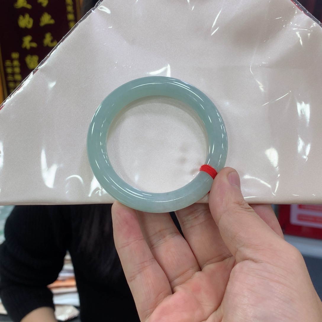 翡翠手镯未镶嵌小**?买断