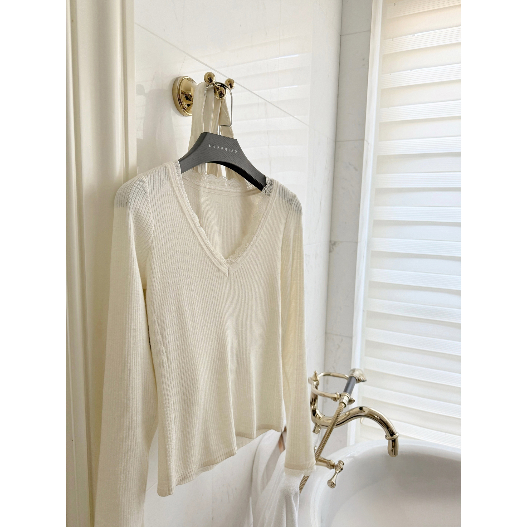 周淼【软香蕾丝】混纺打底衫V领蕾丝修身上衣女ZM25M8870Z