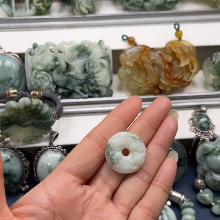 透闪石-蛇纹石玉颈饰未镶嵌