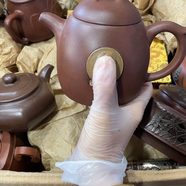 茶壶紫砂原矿泥料，手工制作的一把紫砂壶。