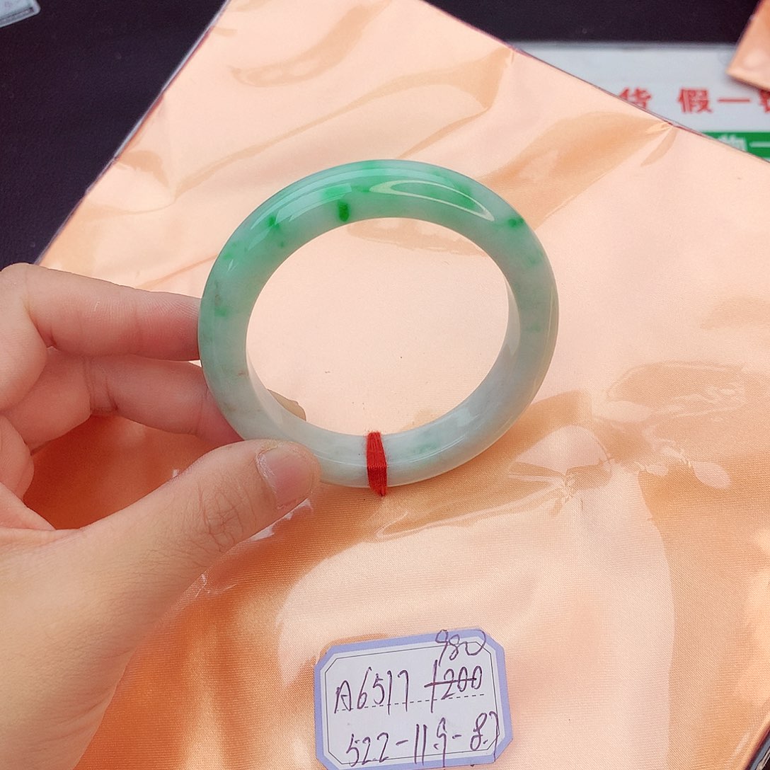 翡翠手镯未镶嵌翡翠