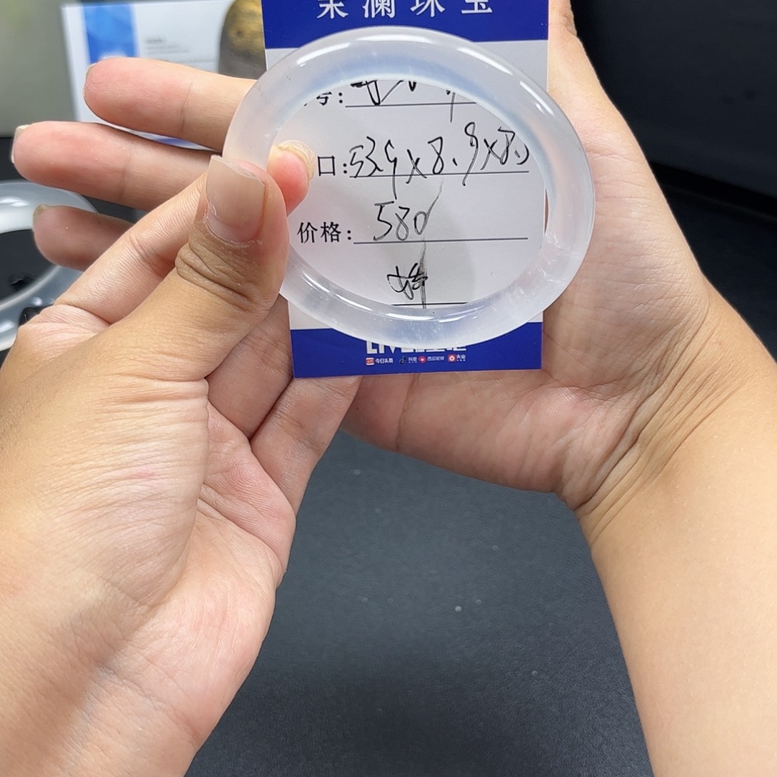 呀***呀石英质玉未镶嵌手镯