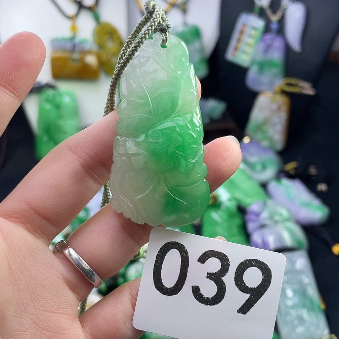 翡翠未镶嵌吊坠(赠链)