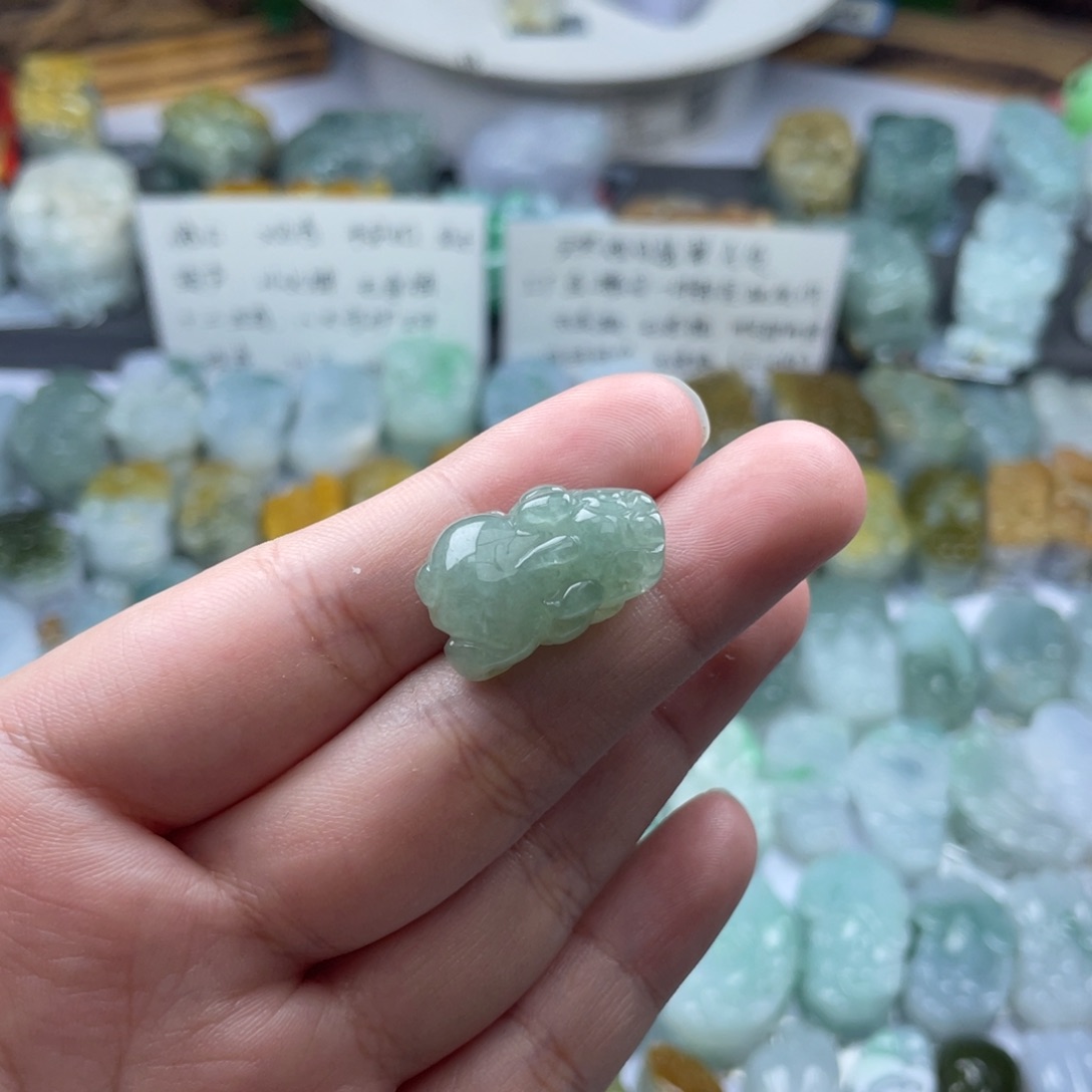翡翠未镶嵌颈饰貔貅