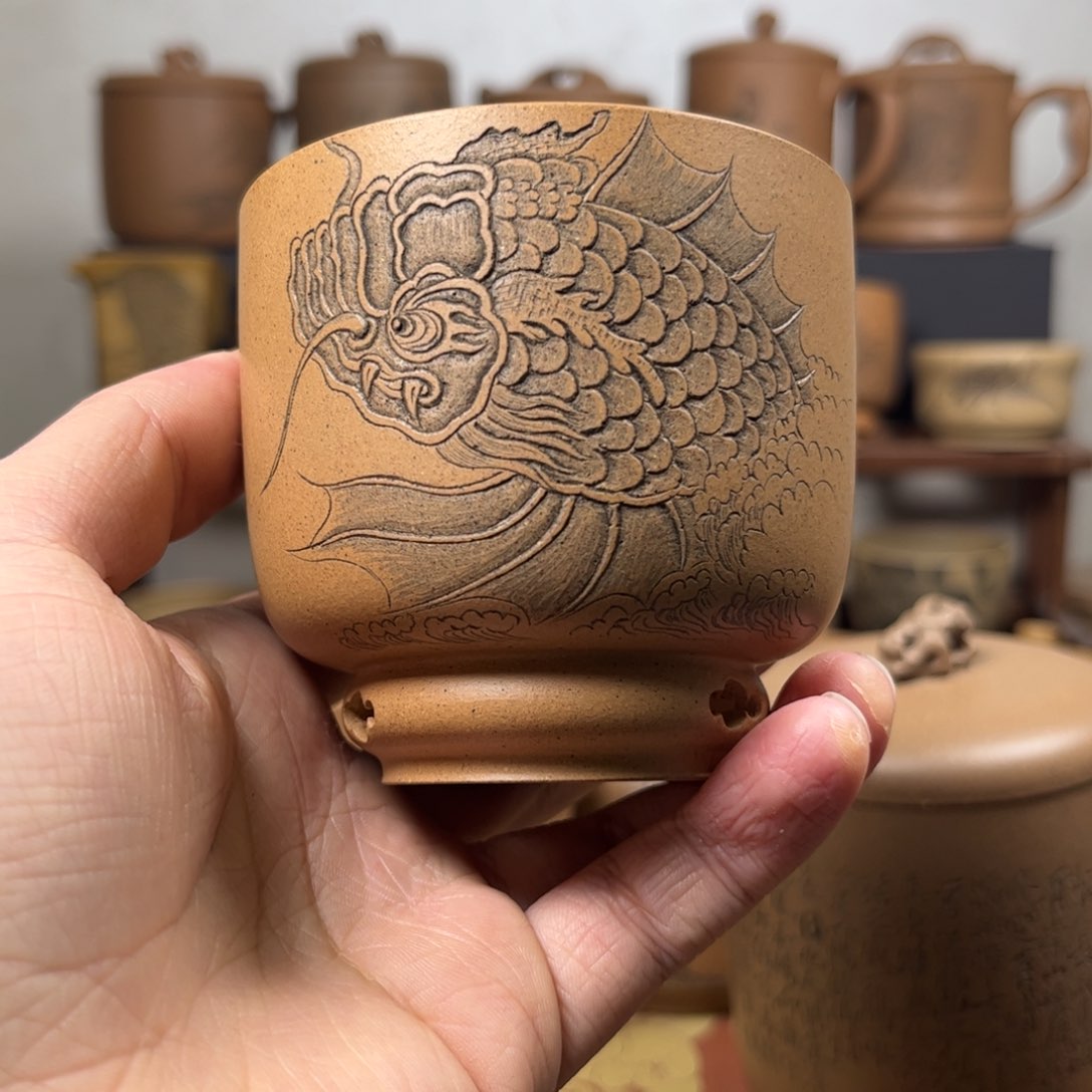 紫砂杯子T****o特惠款鱼化龙刻绘紫砂主人杯