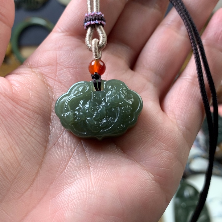 透闪石质玉挂件未镶嵌