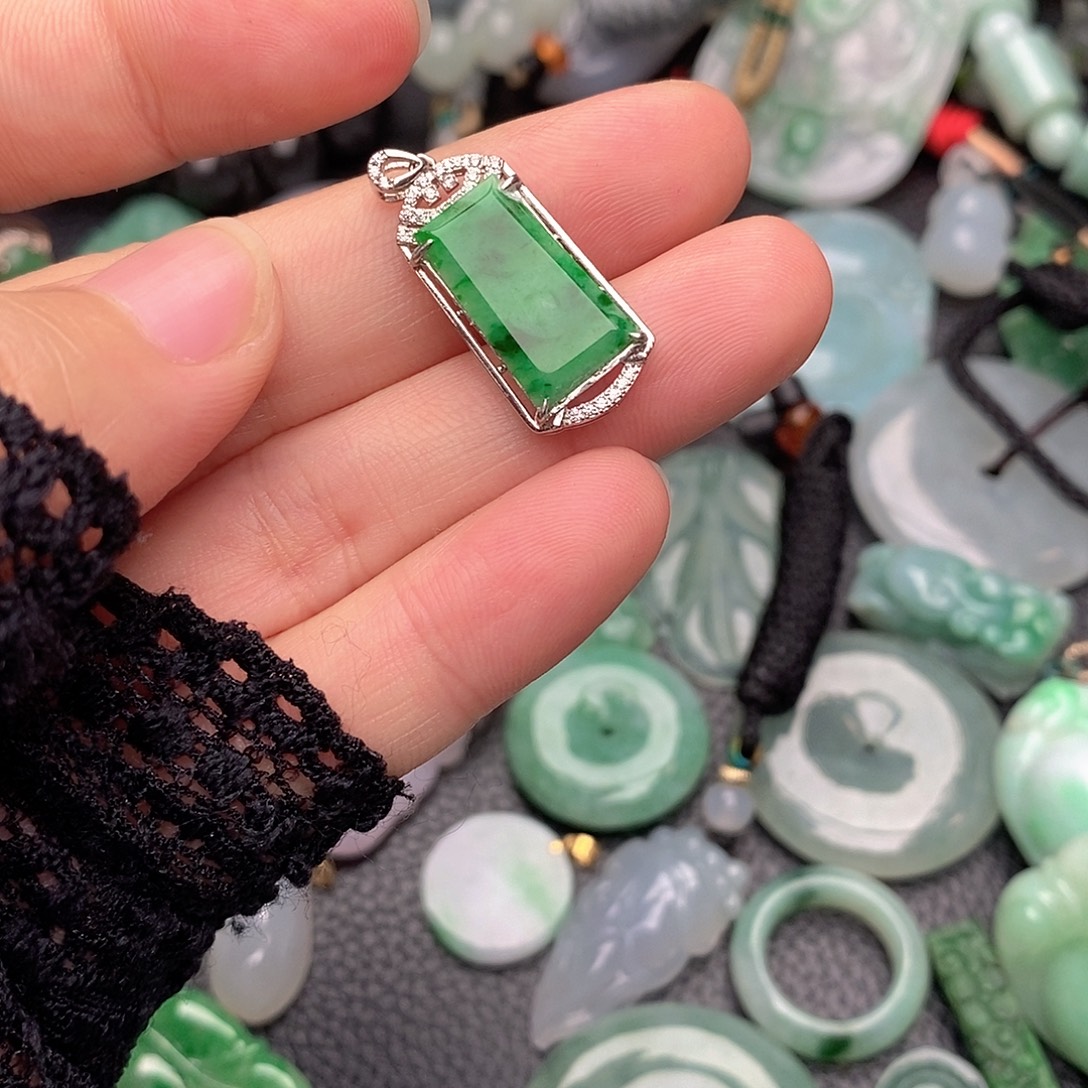 风****翡翠银S925镶嵌颈饰无事牌