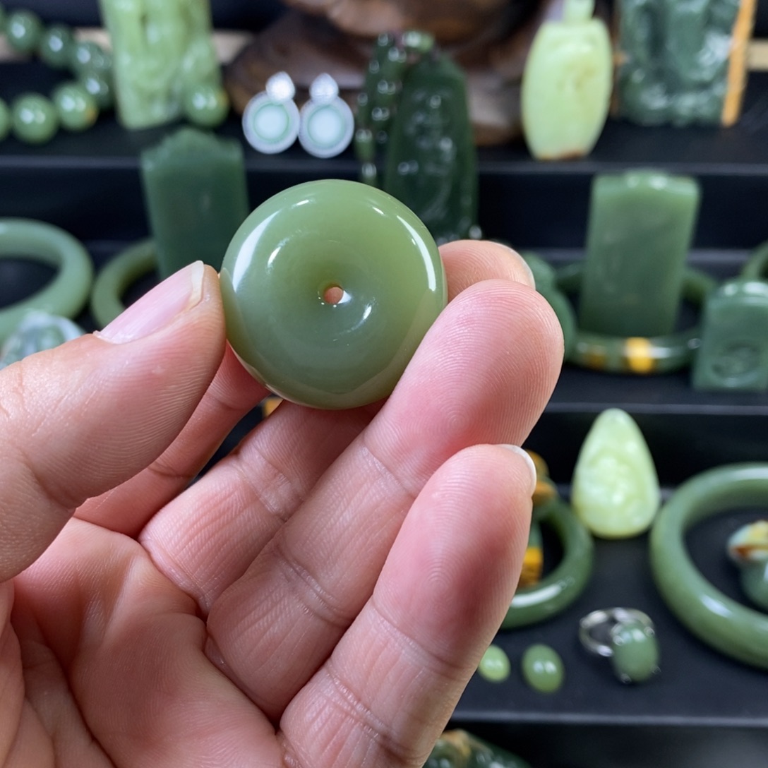 沁***妍岫岩老玉（透闪石质玉）未镶嵌颈饰