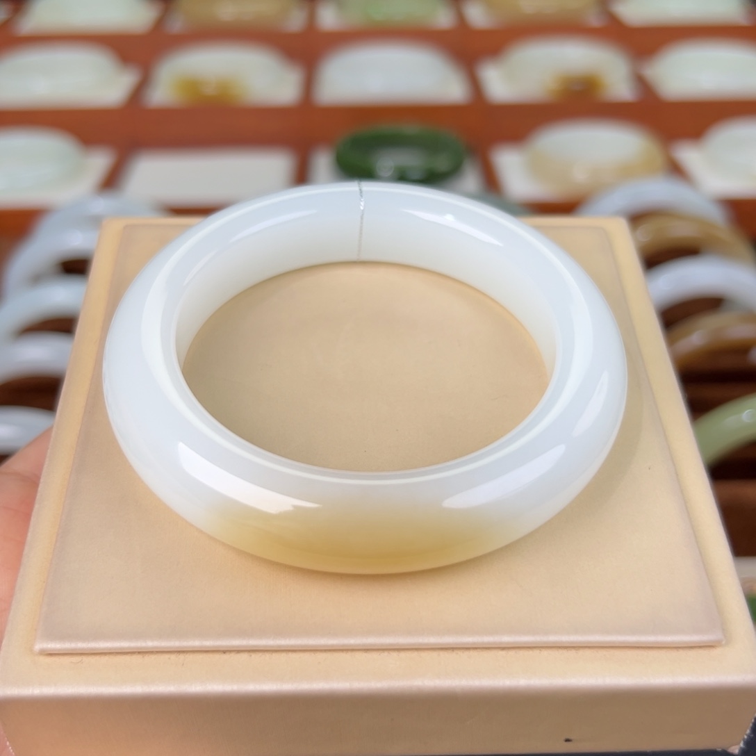 和田玉手镯未镶嵌和田玉