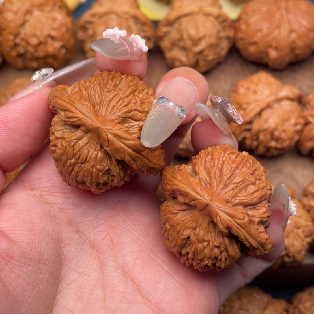 把件文玩核桃全品，粗棱逐鹿红皮南疆40