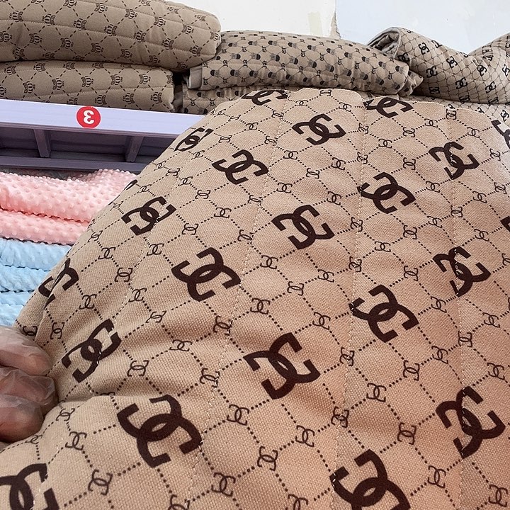 茹***苓无纺布布料。           