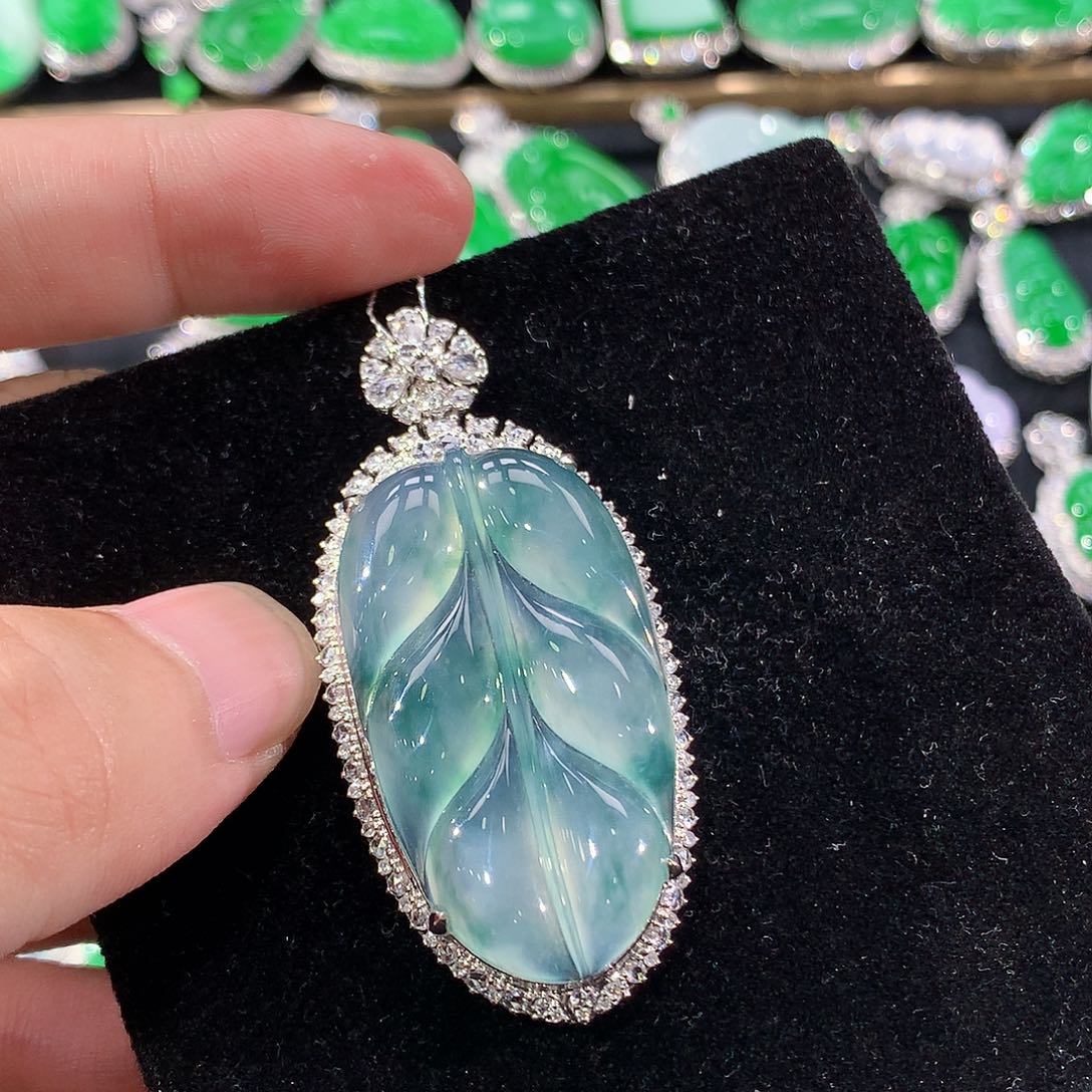 翡翠18K金镶嵌颈饰