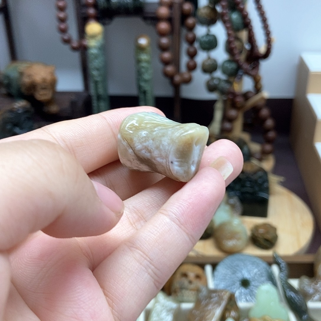 岫岩河磨玉（透闪石质玉）把件未镶嵌